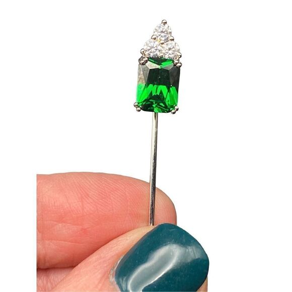 Vintage Emerald green center stone with three round stone silver tone stick pin - Picture 2 of 10
